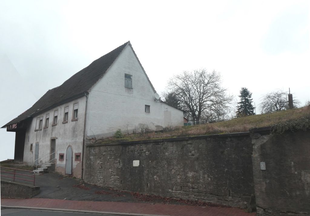 Sanierungsbedürftiges Haus mit Scheune